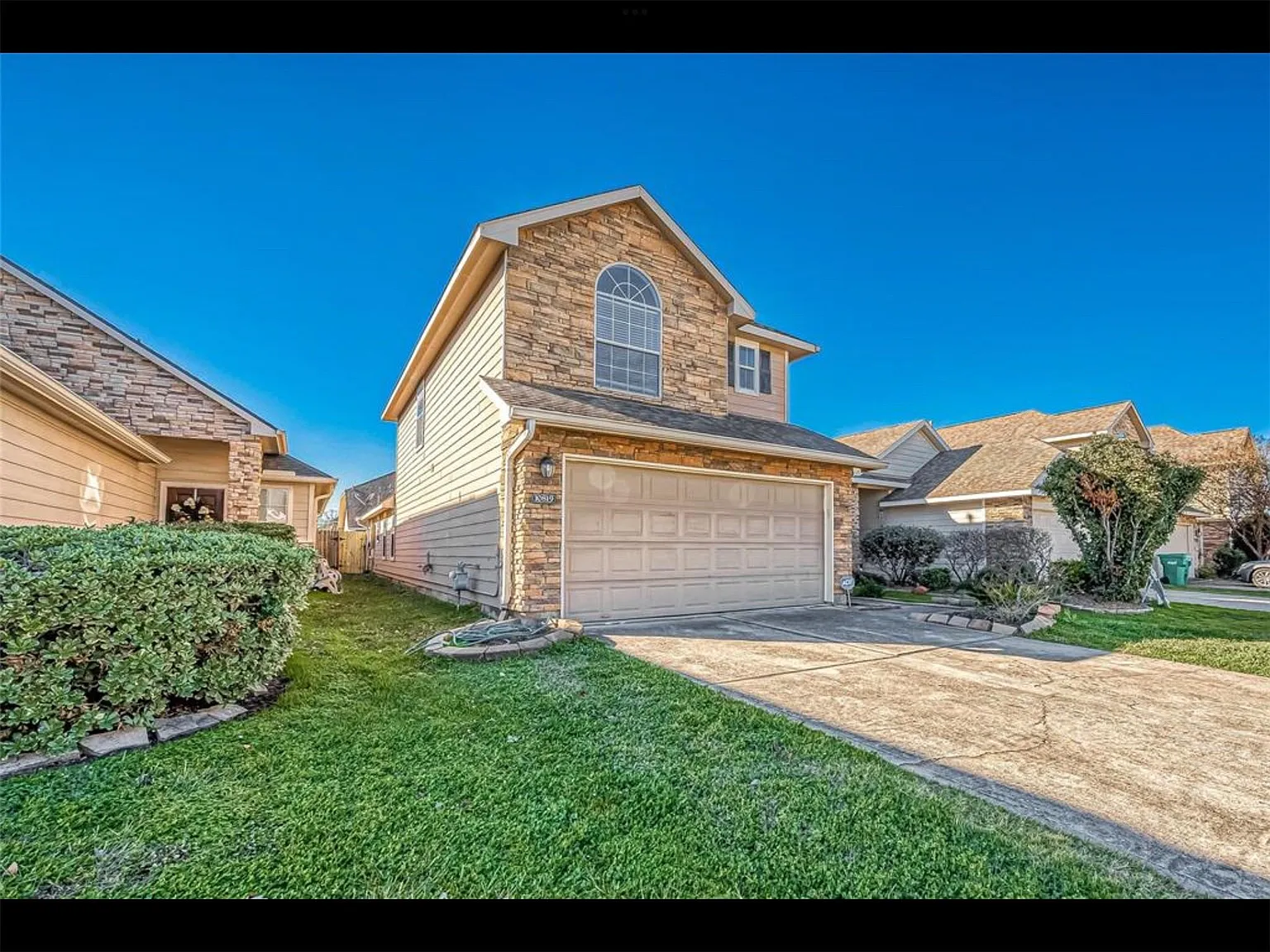 3 bed, 2.5 bath, 2106 sqft, $2,400 — Photo 2