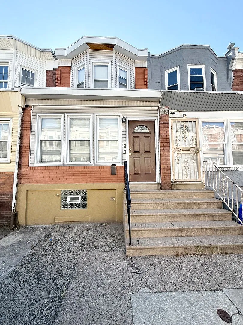 Stunning 3-Bedroom Townhome in Elmwood Park! Available NOW! — Photo 1