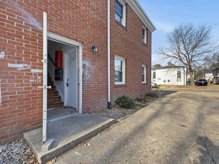 507 Ashlawn Dr — Photo 3