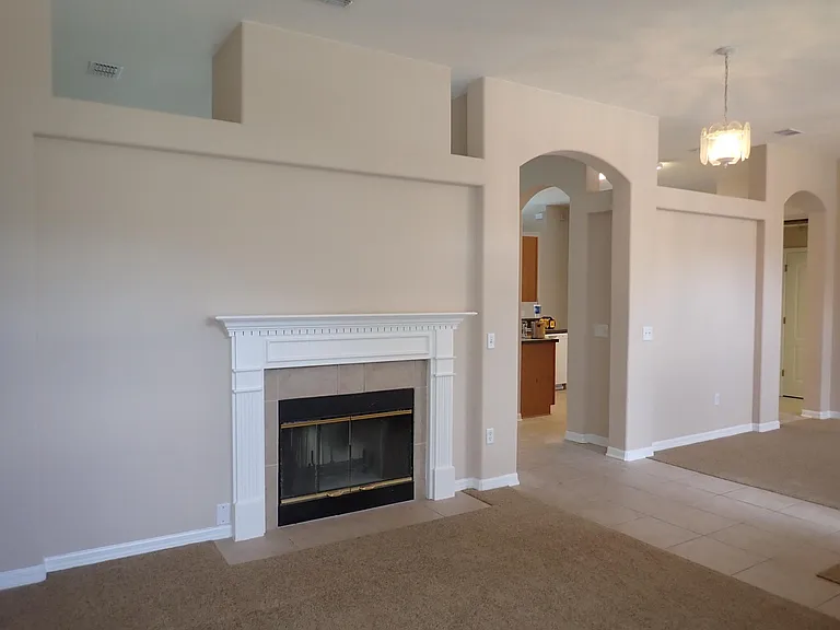 132 Berkshire Ln — Photo 3
