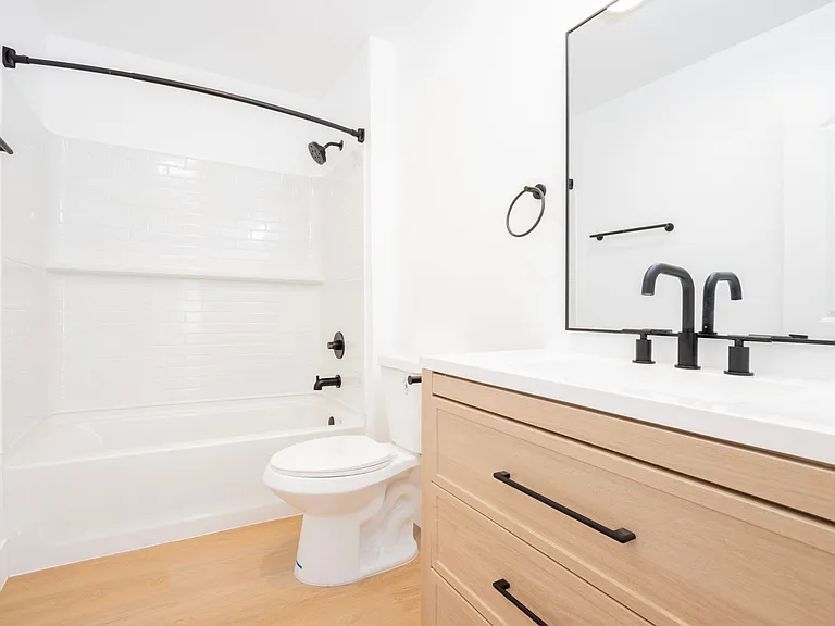 1752 N Kingsley Dr. — Photo 7