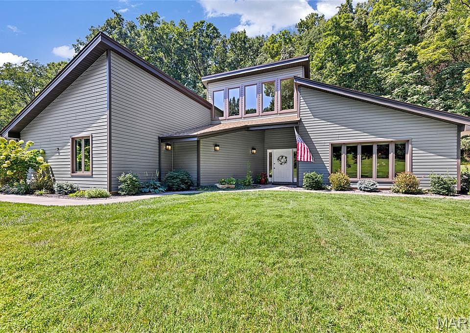 1st image of 2201 Oakwood Dr