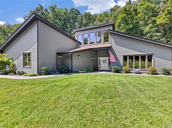 2201 Oakwood Dr, High Ridge, MO 63049