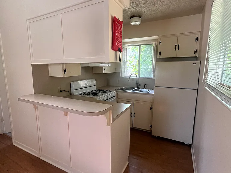 208 E 31st St #5 — Photo 8