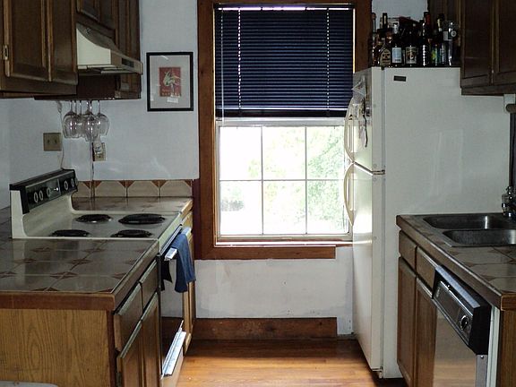 2nd image of 304 N Meridian St APT 5