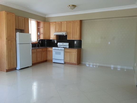 Kitchen w/ side dining area