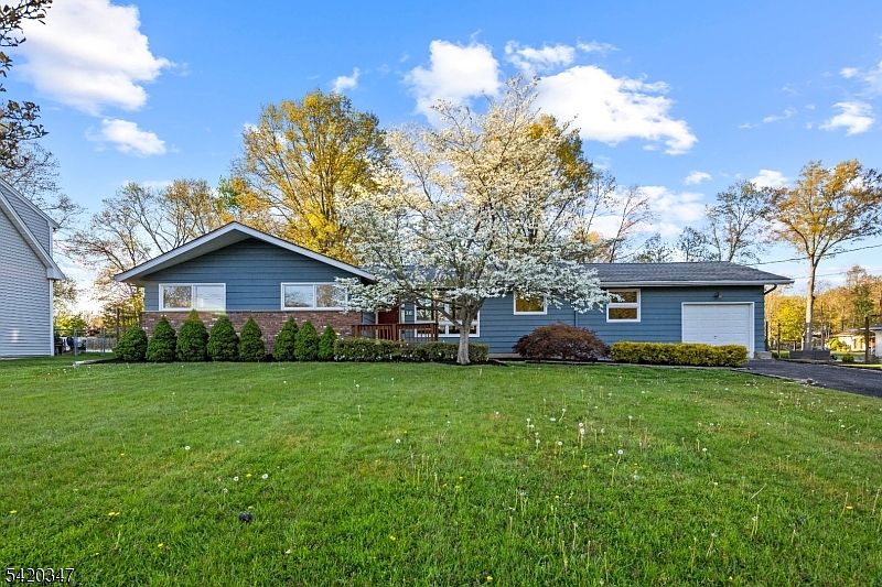 1st image of 16 Parkway Dr