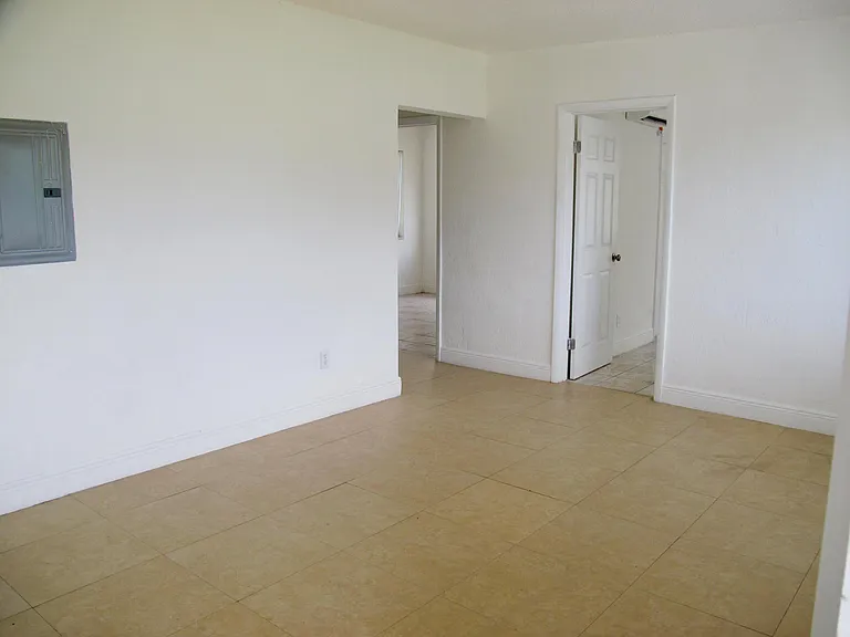 340 NW 6th St #2 — Photo 4