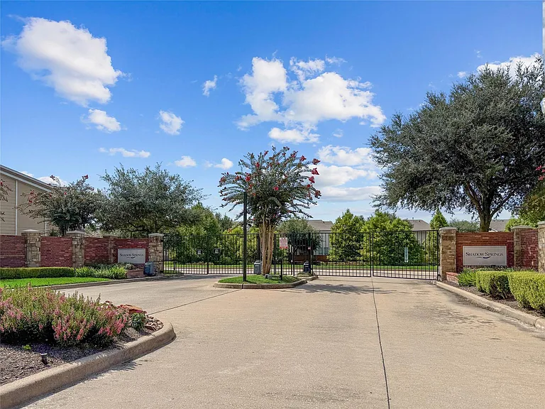10046 Hillside Bayou Dr — Photo 24