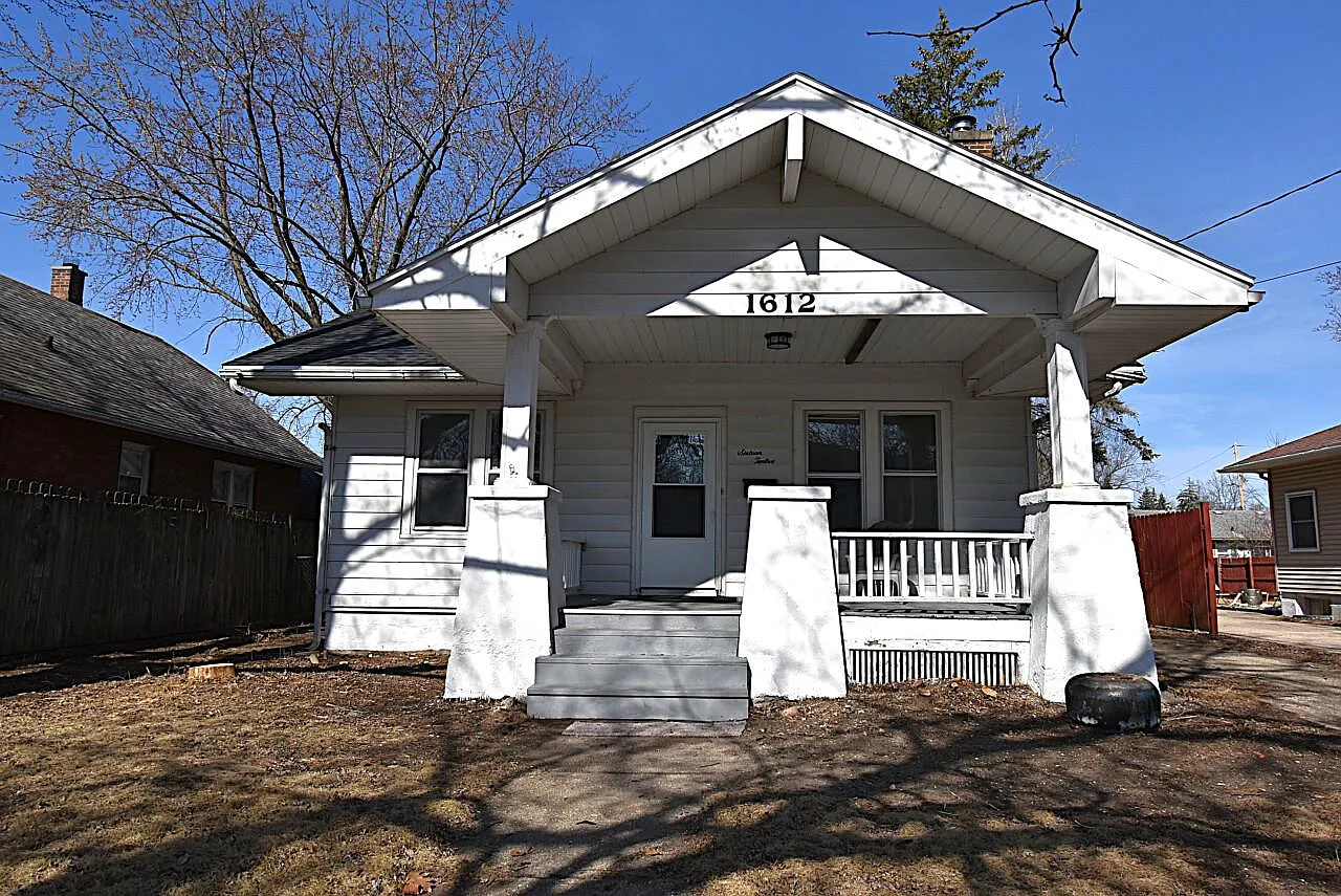 1612 Prairie AVENUE photo 1