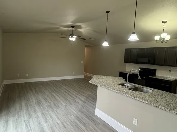 321 N Pine St #100, Goddard, KS 67052