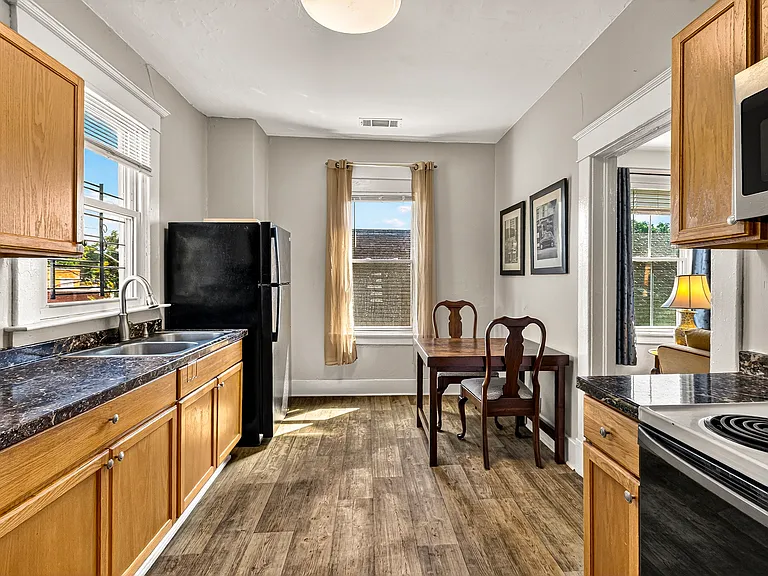 530 E 35th St #B — Photo 17