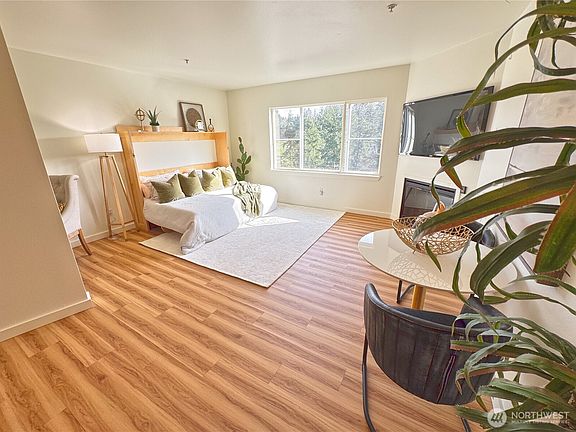5th image of 19500 Ballinger Way NE #401