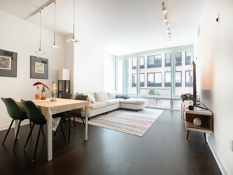 261 W 28th St #2D — Photo 1