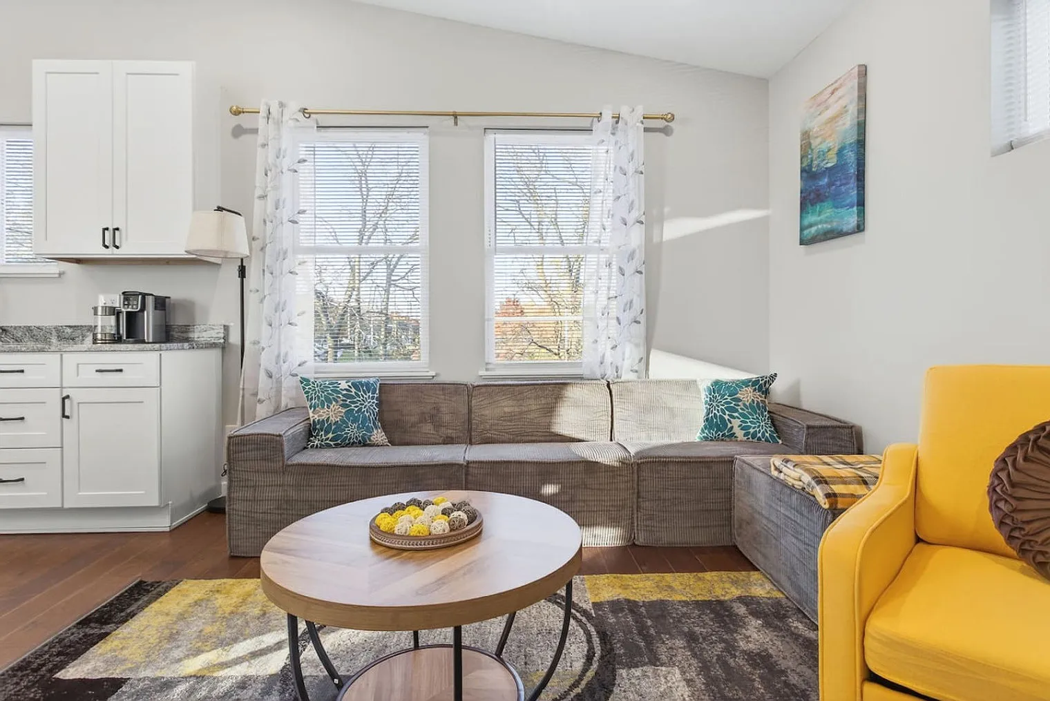 3 bed, 2.0 bath, 1614 sqft, $3,899 — Photo 2