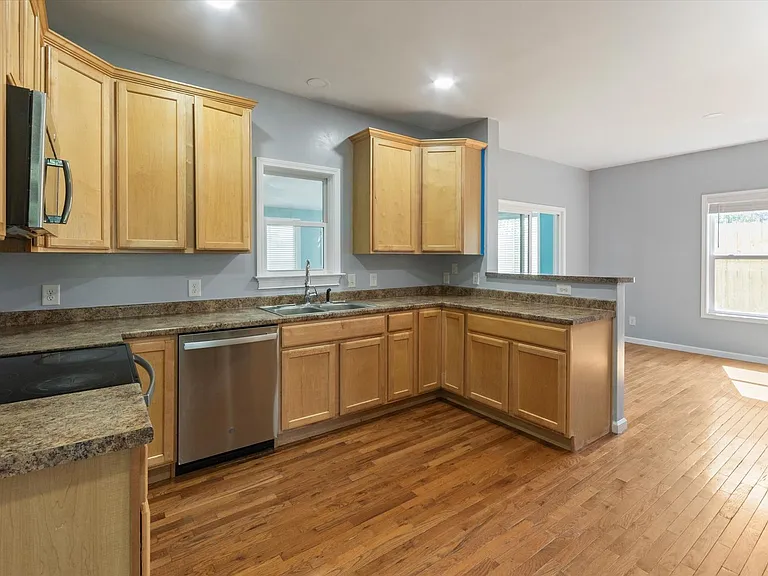 84 Poplar St — Photo 8