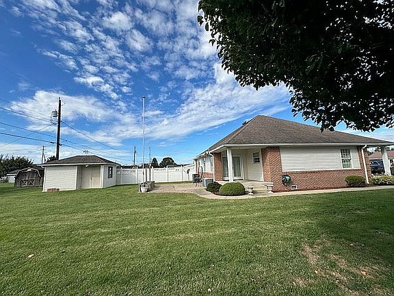 4th image of 1040 Wildemire Ave