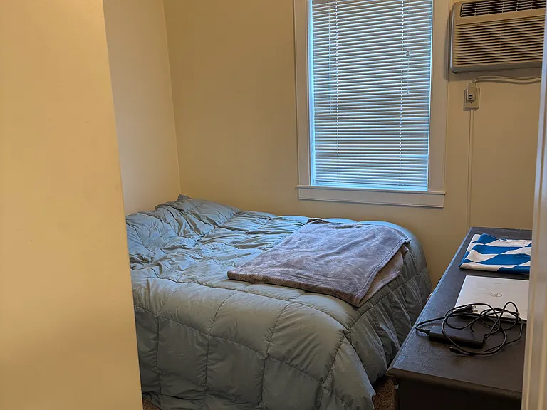 Bedroom w/ Queen bed