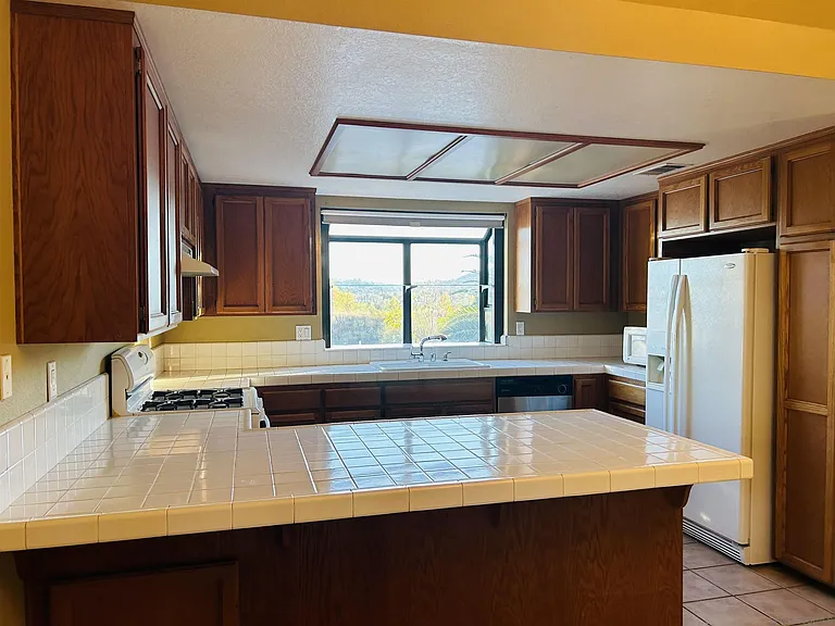 12156 Lakeside Ave — Photo 3