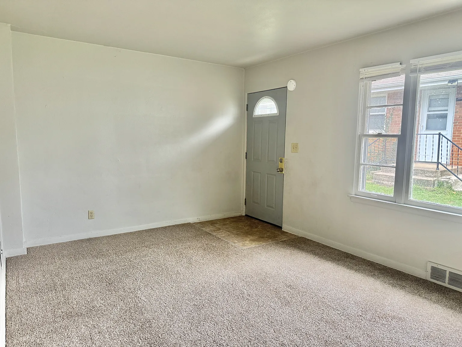 3234 Montrose Ave — Photo 4