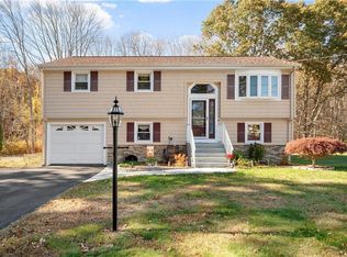 8 Cynthia Dr, North Smithfield, RI 02896