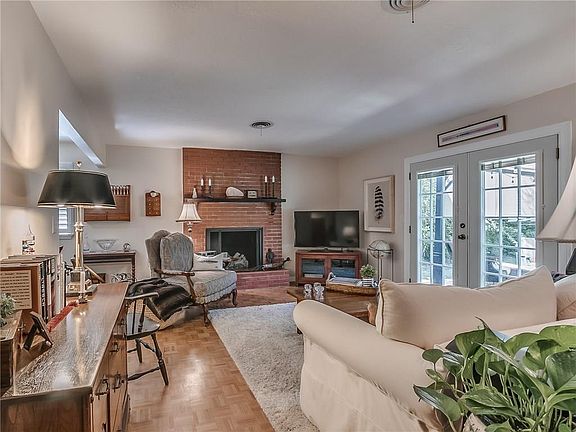 5th image of 1609 Oakwood Dr