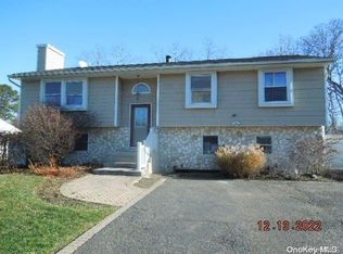 345 Randall Rd, Ridge, NY 11961