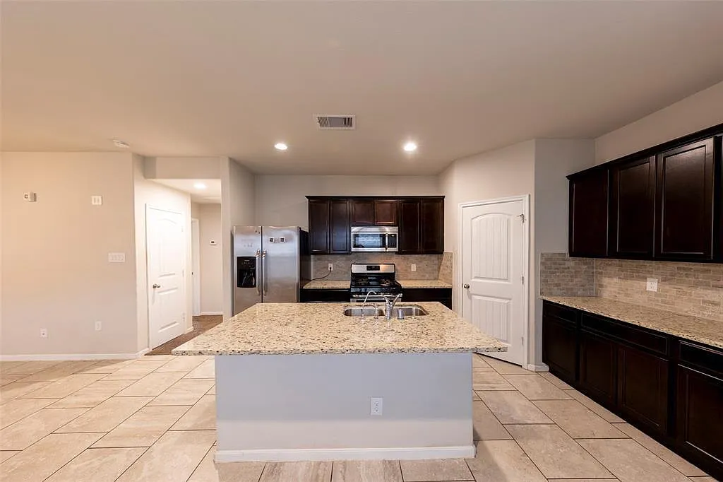 3 bed, 2.0 bath, 1512 sqft, $1,950 — Photo 2