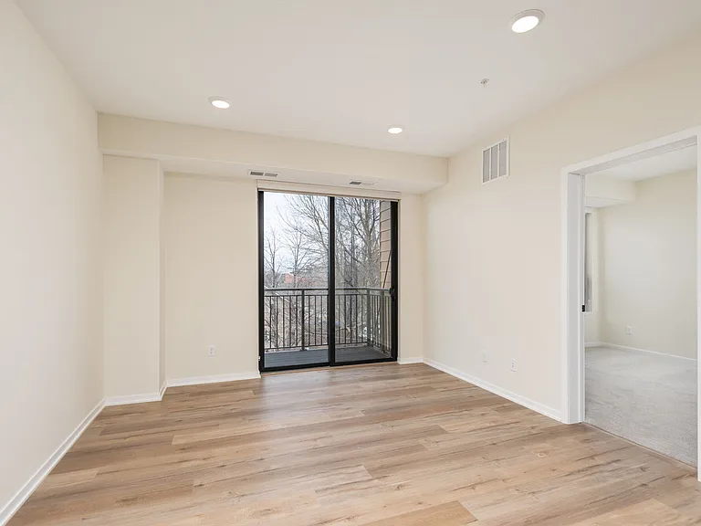 The Uptown Apartments — Photo 33