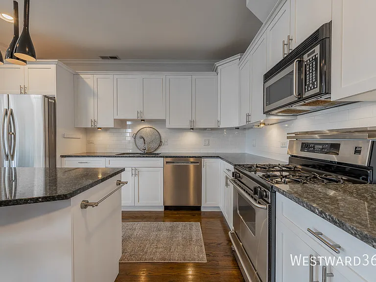 2033 W Superior St #4W — Photo 6