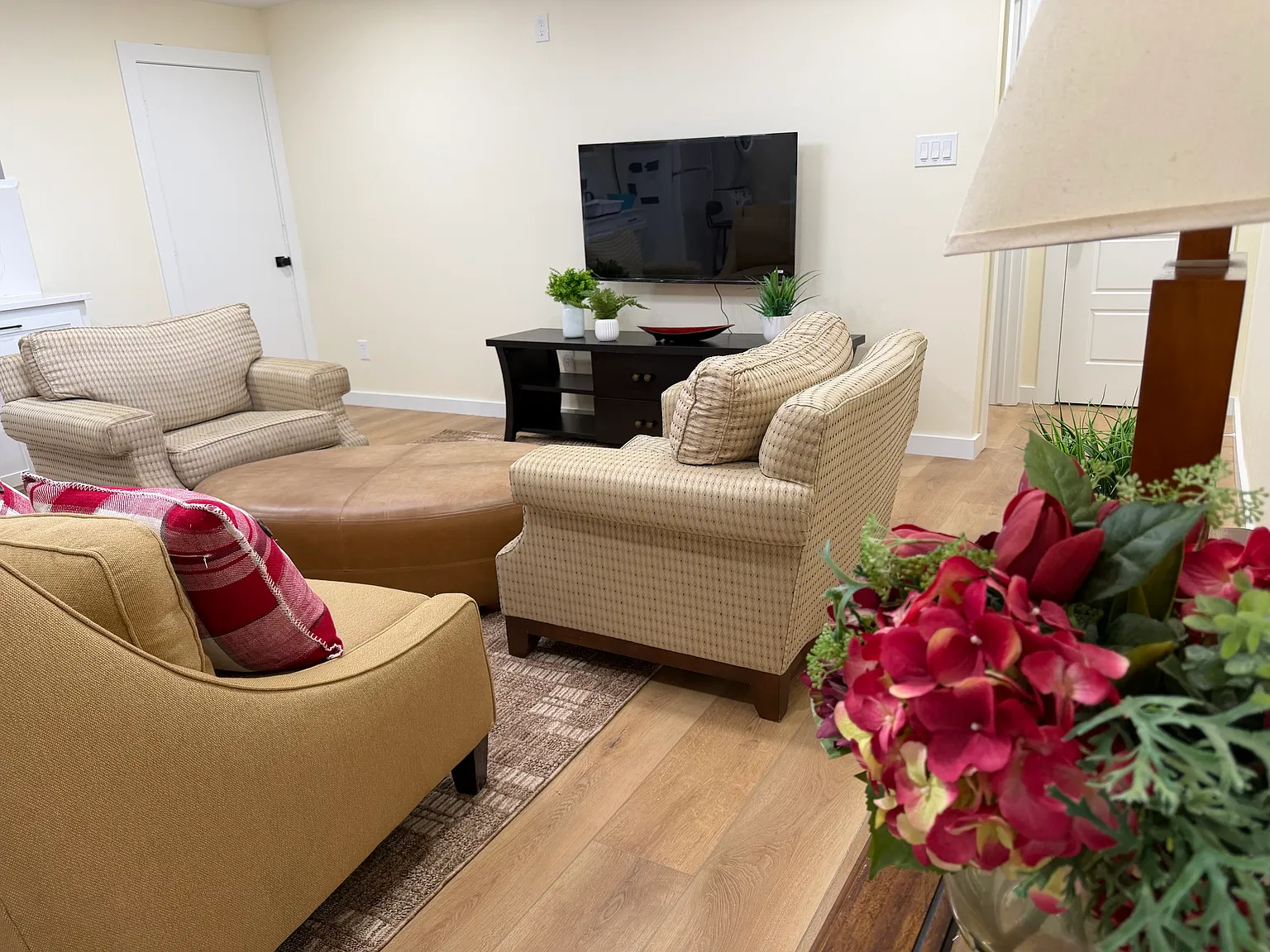 2 bed, 1000 sqft, $3,200 — Photo 2