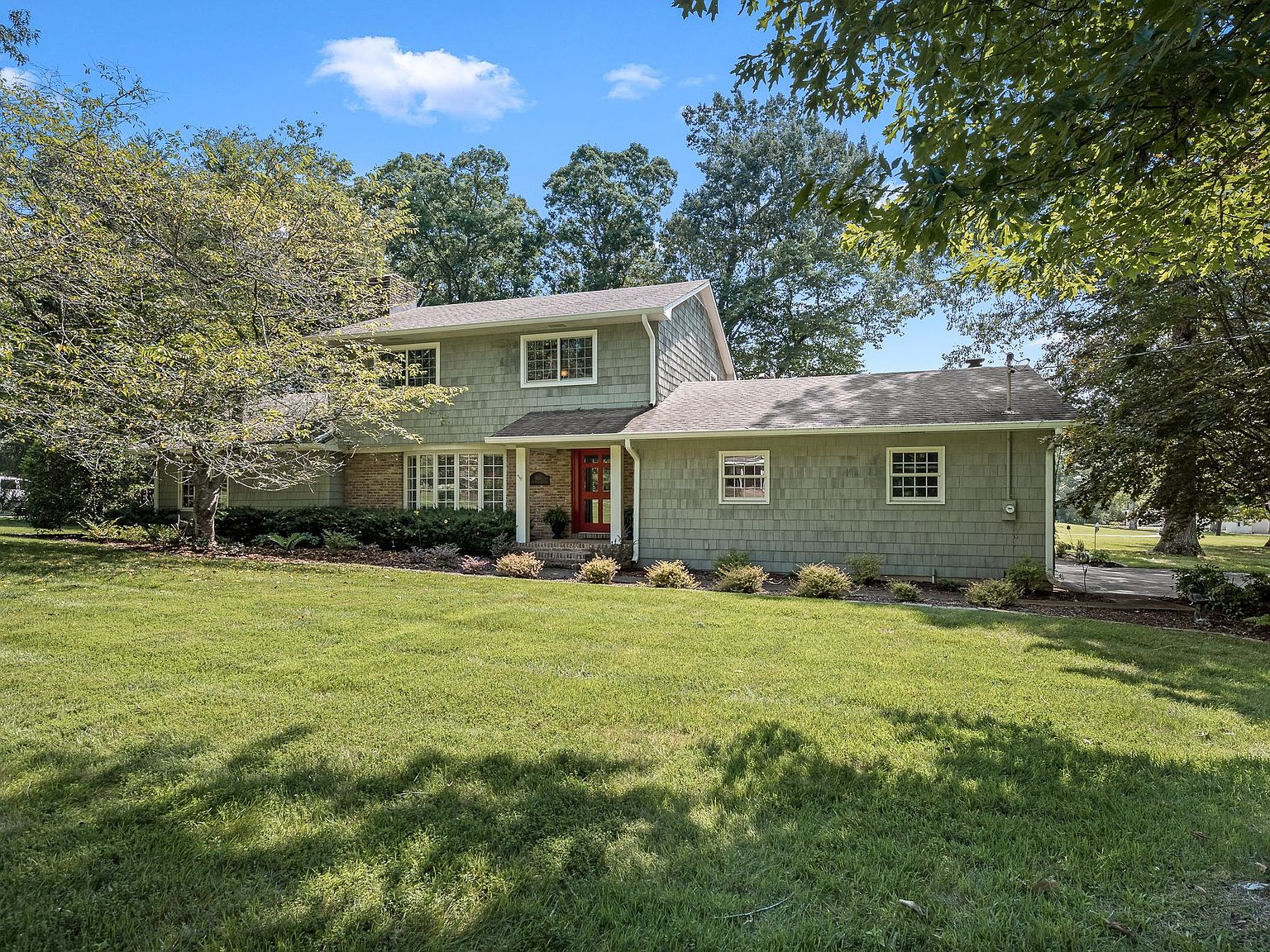 1804 Country Club Dr — Lakewood Country Club