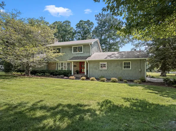 1804 Country Club Dr, Tullahoma, TN 37388