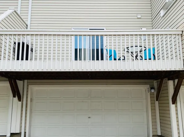 49 S Treehouse Ln, Round Lake, IL 60073