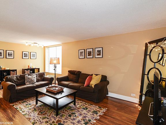 2nd image of 1339 N Dearborn St APT 14A