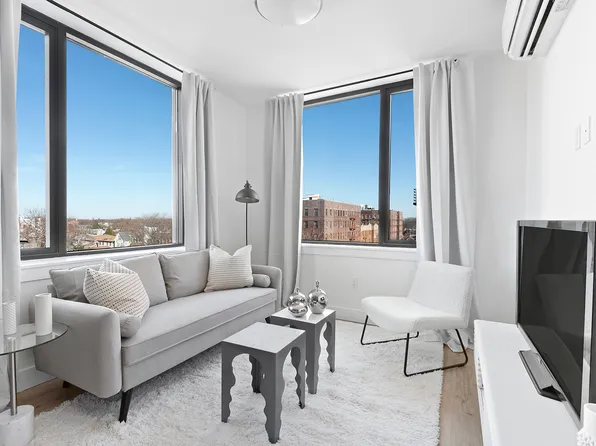 2006 Avenue V image 1 of 7