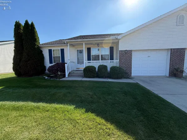 104 E Teakwood Ct, Tiffin, OH 44883