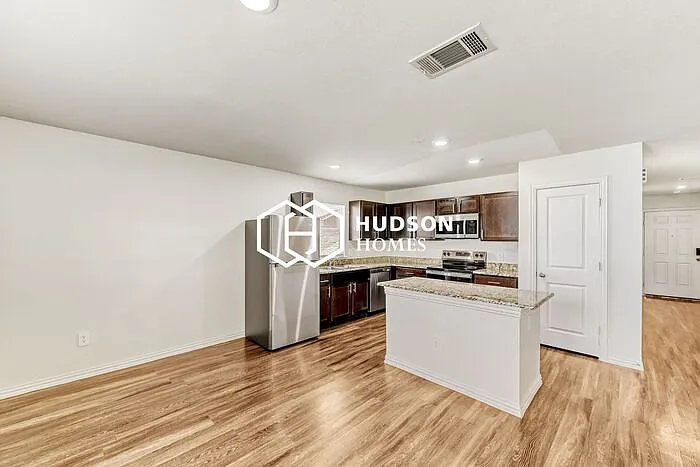 2722 Stallings Dr — Photo 5