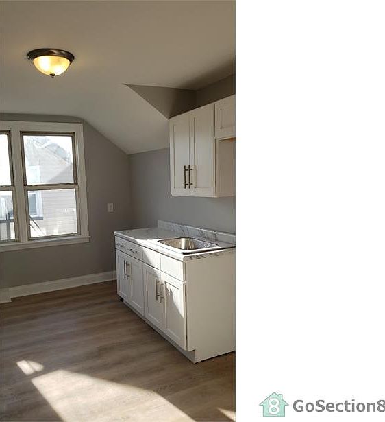 2nd image of 417-419 Leslie St APT 3