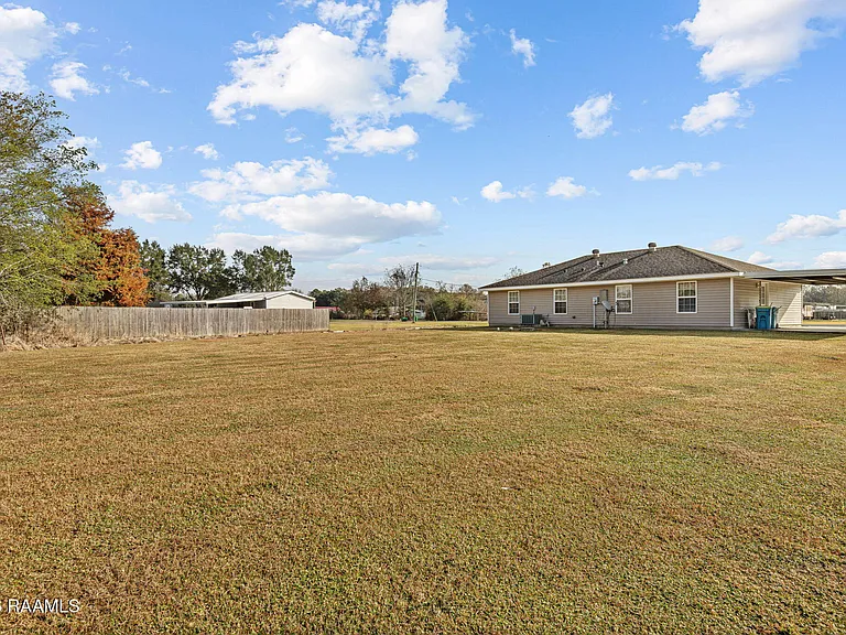 1026 Carmen Dr — Photo 3