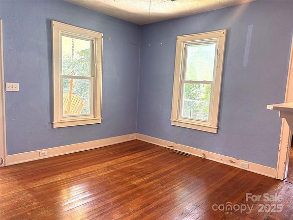 5th image of 555 Oak Hill Ct
