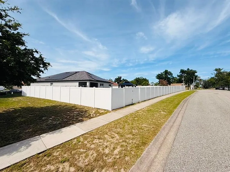 188 Tracy Ct E — Photo 3