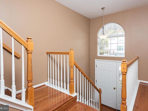 3rd image of 227 Yorktown Ct
