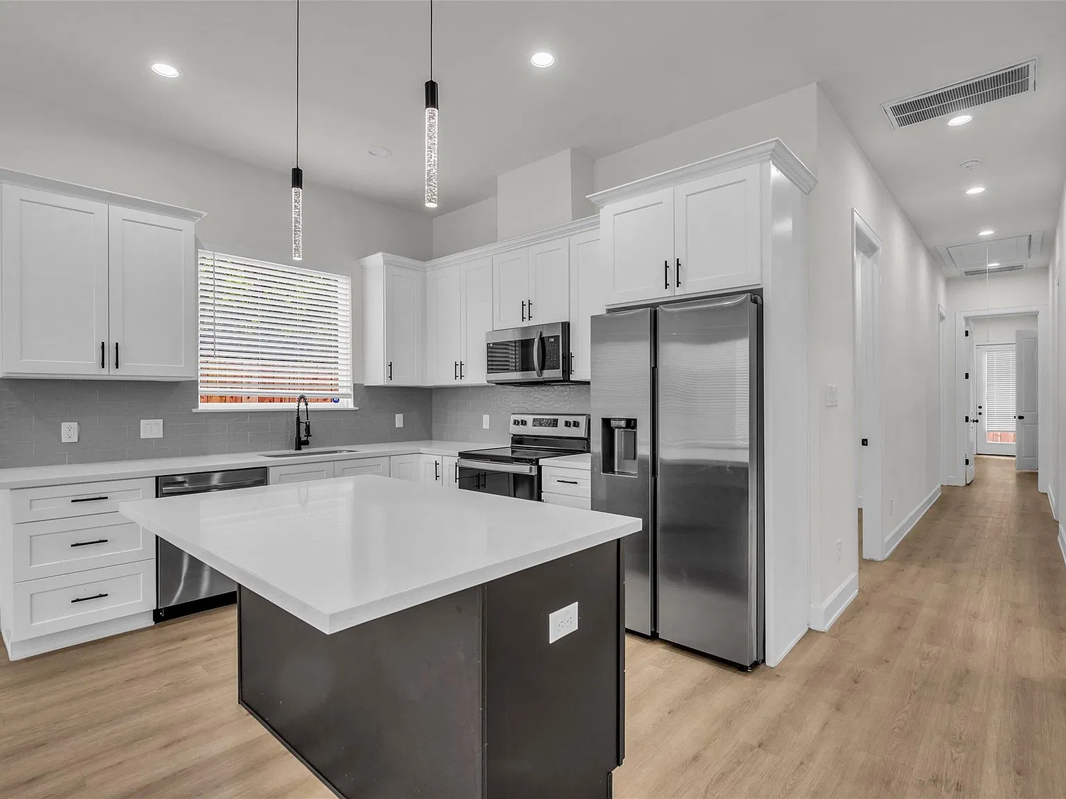 3 bed, 3.0 bath, 1168 sqft, $2,250 — Photo 1