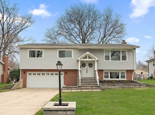 417 70th St, Darien, IL 60561