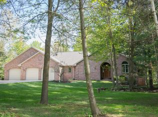 1867 Pinewood Trl, Suamico, WI 54173