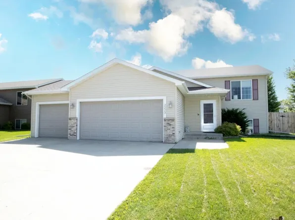 2223 Fairbanks Dr, North Mankato, MN 56003