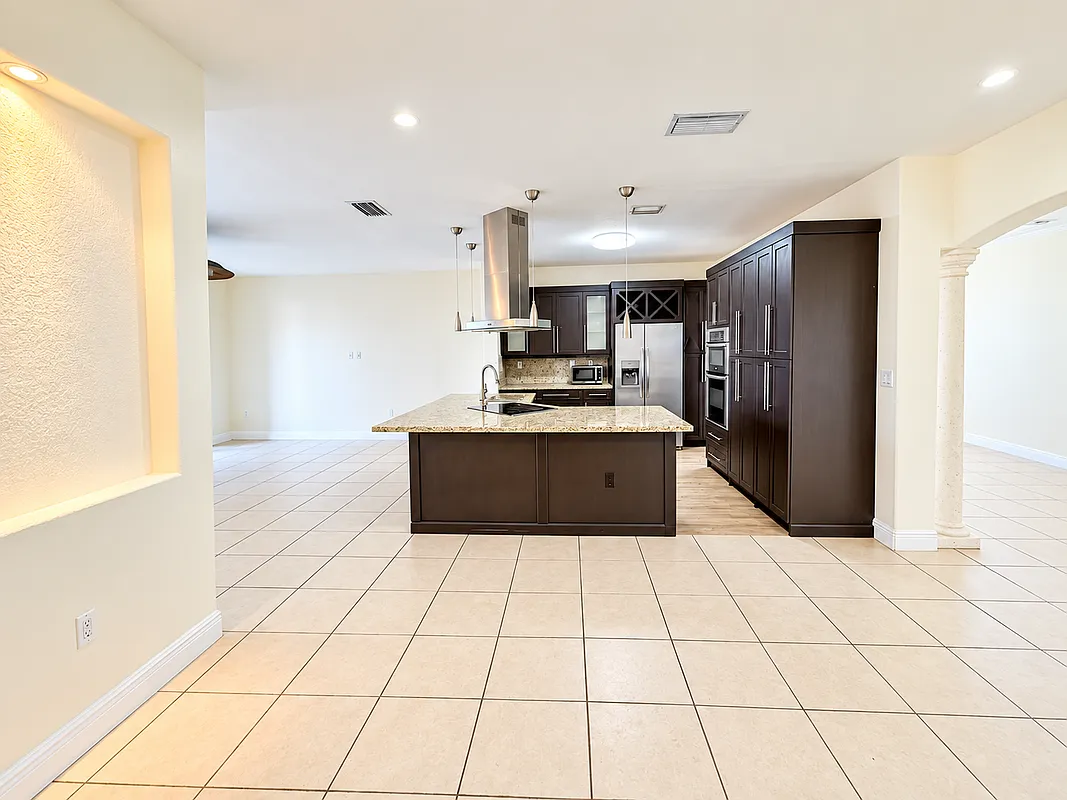 4 bed, 3.0 bath, 2162 sqft, $4,600 — Photo 2