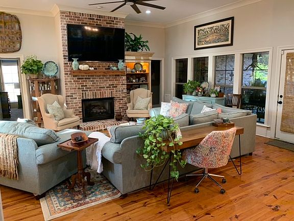 Living room (view 2)