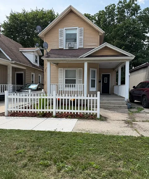 621 Fremont Ave NW — Photo 1